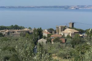 Guide Bolsena. Visita il Lago di Bolsena, Montefiascone, Marta, Capodimonte, Valentano e Civita di Bagnoregio.